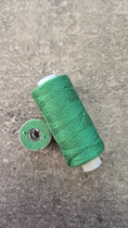 Bild in Galerie-Betrachter laden, Nähgarn mit Unterfadenspule - verschiedene Farben
