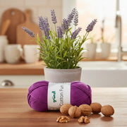 Wollknäuel in der Farbe purpur